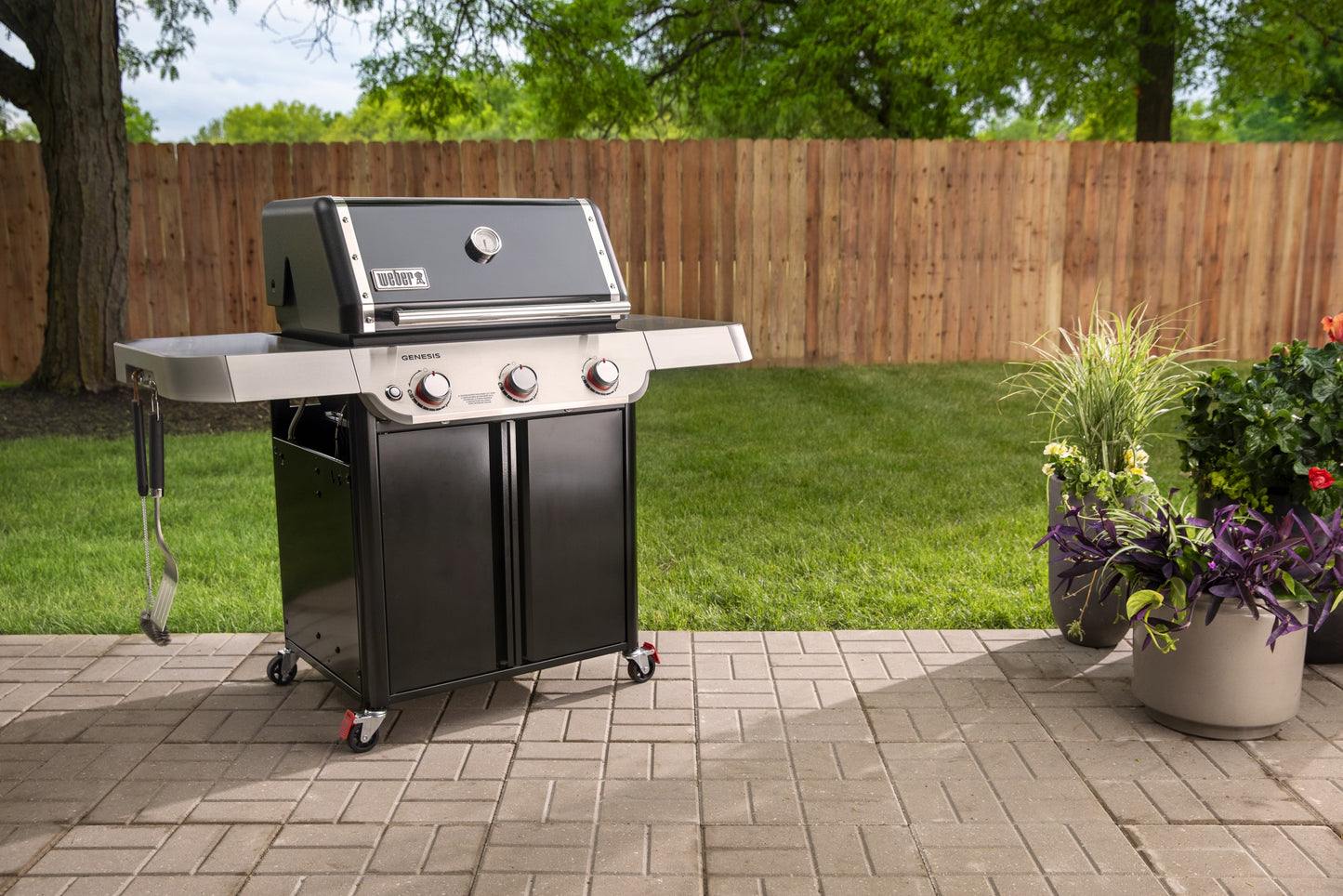 Weber Genesis E-315 BBQ with Cast Iron Grill Grates